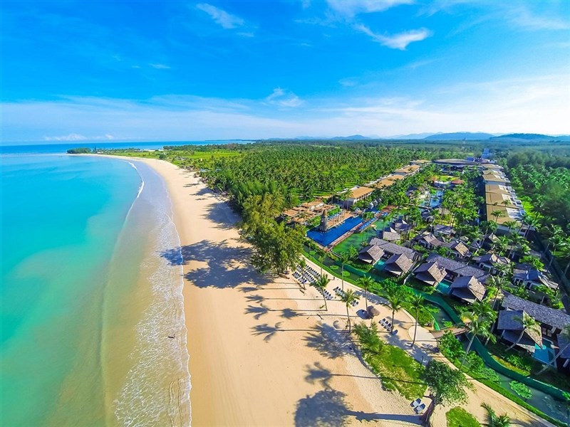 Graceland Khaolak Beach Resort - Letecký pohled na hotel a pláž