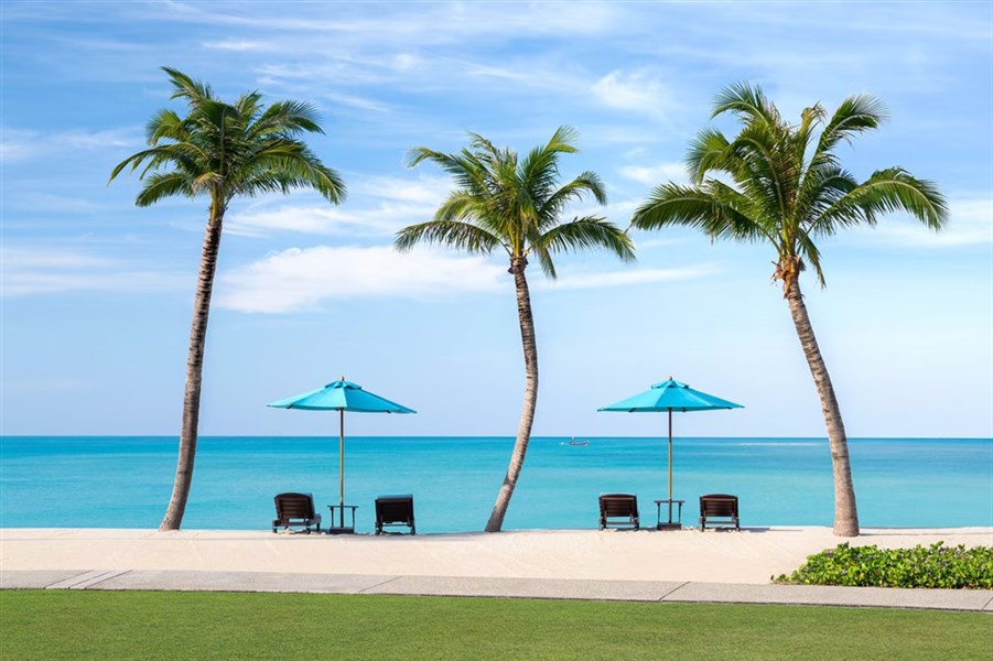 Le Méridien Khao Lak Resort & Spa - Pláž s lehátky a slunečníky