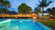 La Flora Khao Lak - Bazén a restaurace u pláže