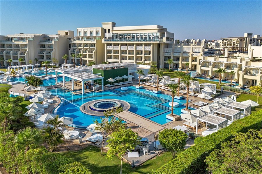 Steigenberger Pure Lifestyle Resort - Bazén a budovy hotelu