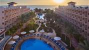 Sea Star Beau Rivage - Pohled na hotel s bazénem