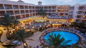 Sea Star Beau Rivage - Pohled na bazén a hlavní restauraci