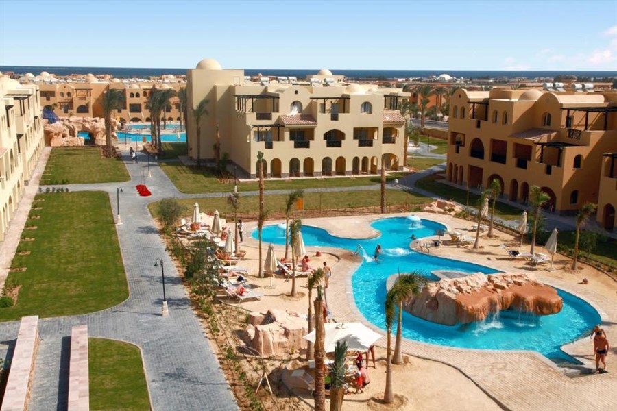 Stella Di Mare Gardens Resort & Spa - Bazén a budovy hotelu