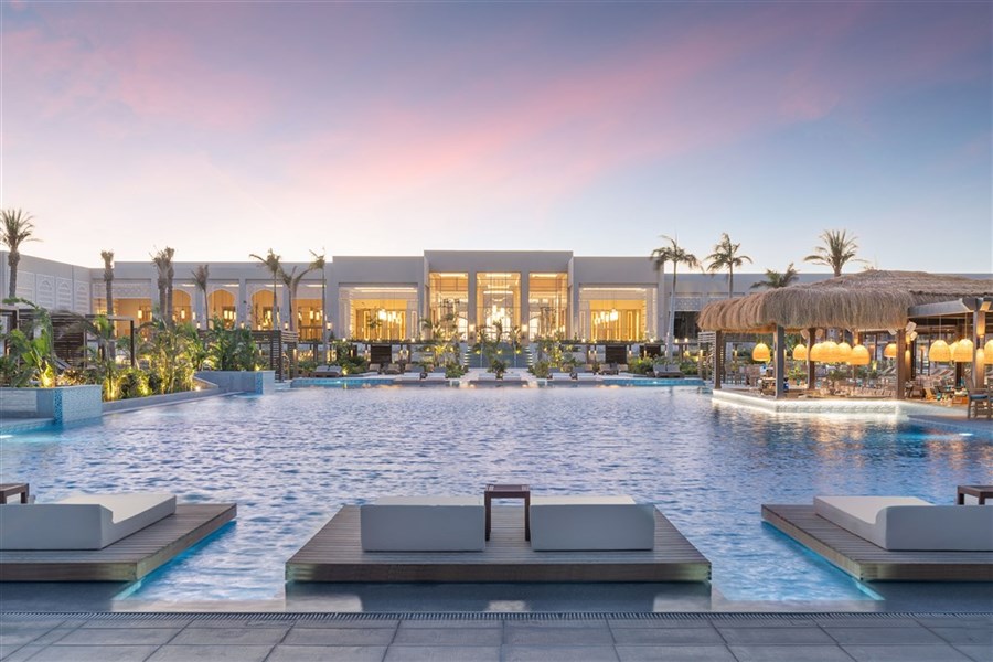 Steigenberger Resort Ras Soma - Bazén a budova hotelu