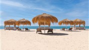 Steigenberger Resort Ras Soma - Slunečníky a lehátka na pláži