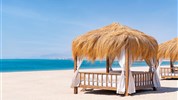 Steigenberger Resort Ras Soma - Slunečníky a lehátka na pláži