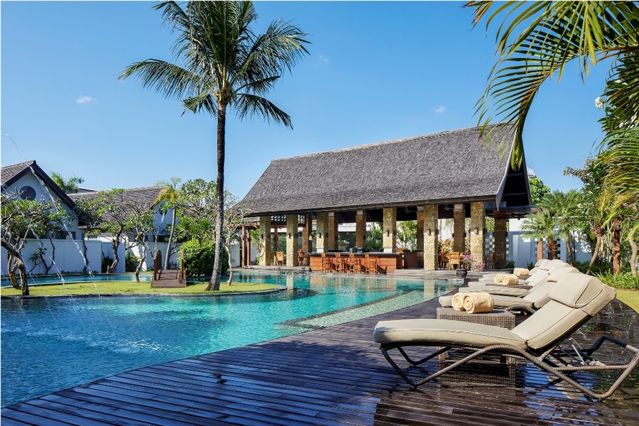 The Samaya Seminyak - Bazén a bar u bazénu