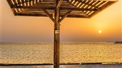 Tropitel Sahl Hasheesh - Slunečník s lehátky na pláži
